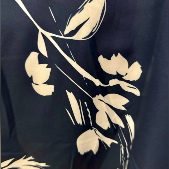 BloomChic NWOT navy floral top with 3/4 length sleeves with a ruffled cuff. 26 - Picture 5 of 8